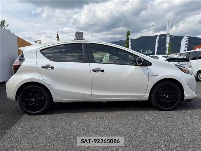 Toyota AQUA 2020-03 8561130-11