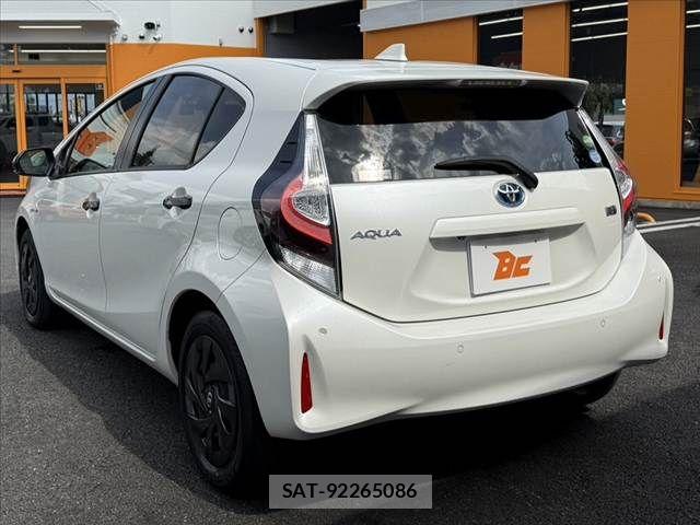 Toyota AQUA 2020-03 8561130-12