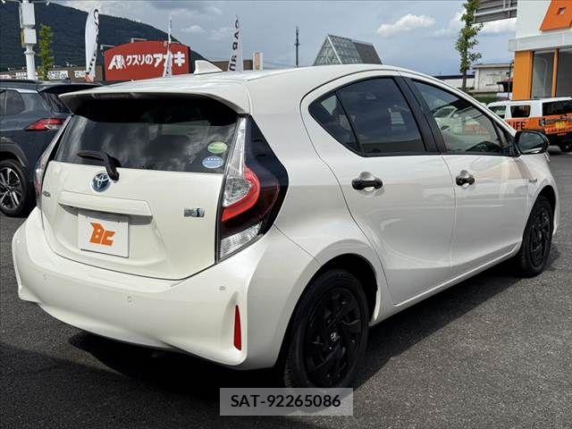 Toyota AQUA 2020-03 8561130-14