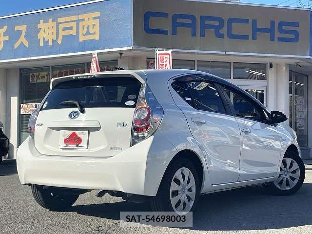 Toyota AQUA 2012-02 8561144-2