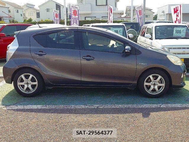 Toyota AQUA 2012-03 8561150-12