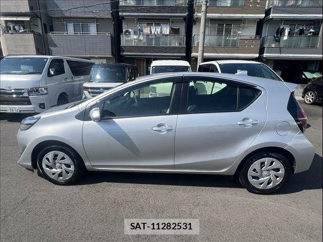 Toyota AQUA 2021-07 8561126-6