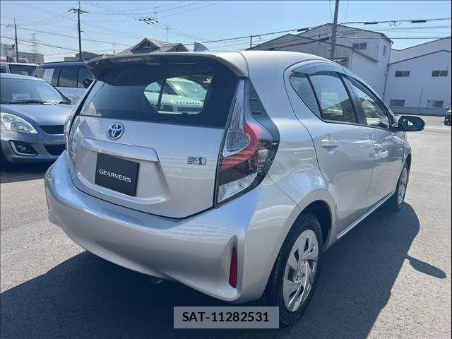 Toyota AQUA 2021-07 8561126-7