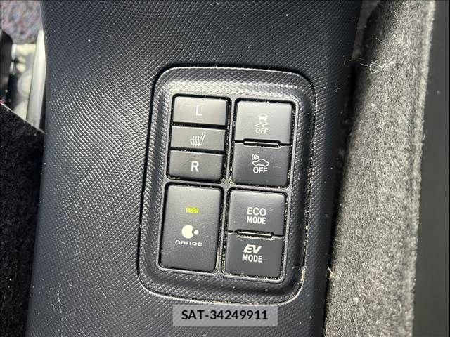 Toyota AQUA 2016-09 8561135-29