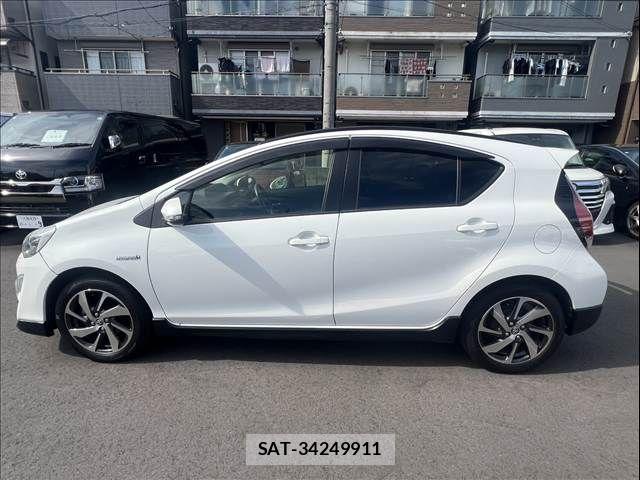Toyota AQUA 2016-09 8561135-5