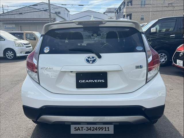 Toyota AQUA 2016-09 8561135-7