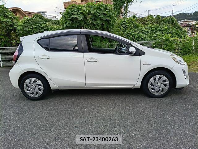 Toyota AQUA 2015-11 8561138-13