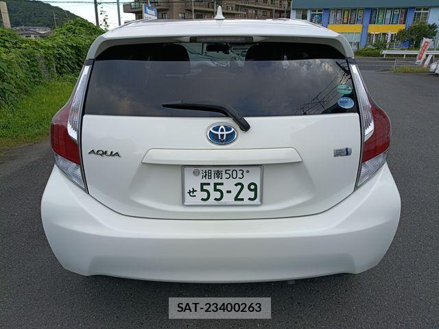 Toyota AQUA 2015-11 8561138-15