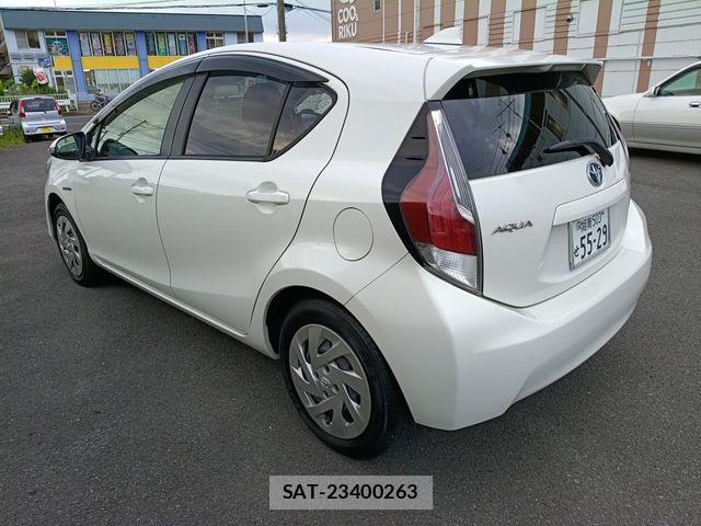 Toyota AQUA 2015-11 8561138-1