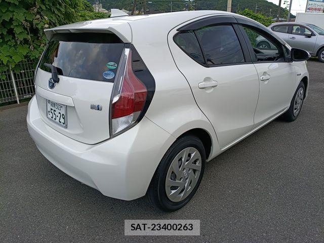 Toyota AQUA 2015-11 8561138-4