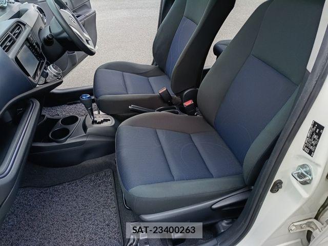 Toyota AQUA 2015-11 8561138-6