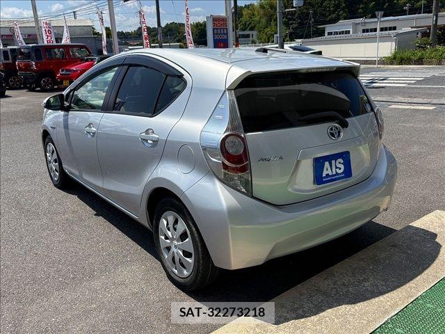 Toyota AQUA 2013-04 8625810-2