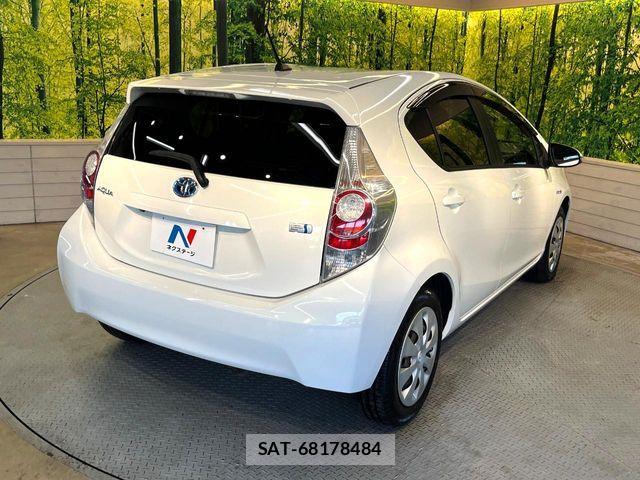 Toyota AQUA 2014-02 8625799-16