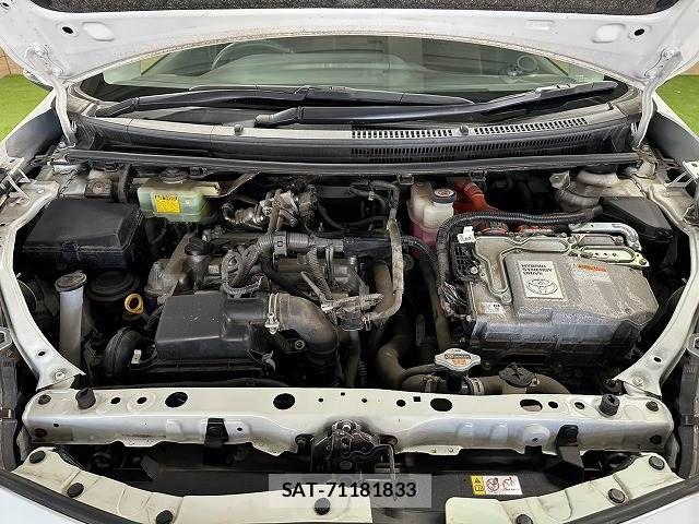 Toyota AQUA 2017-08 8625783-13
