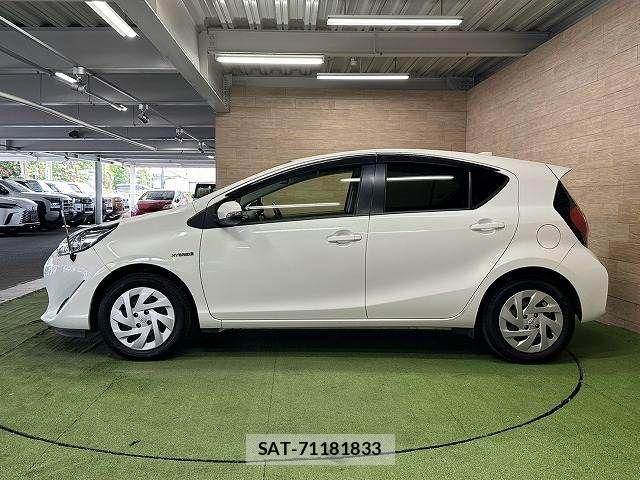 Toyota AQUA 2017-08 8625783-16