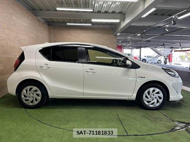 Toyota AQUA 2017-08 8625783-17