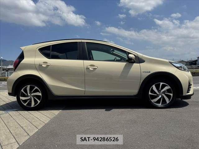 Toyota AQUA 2017-08 8625788-11