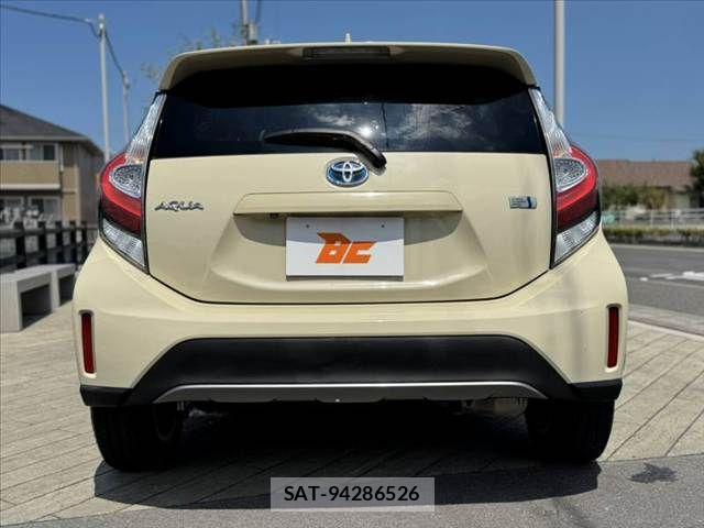 Toyota AQUA 2017-08 8625788-13