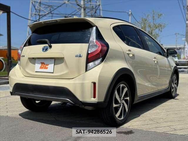 Toyota AQUA 2017-08 8625788-14