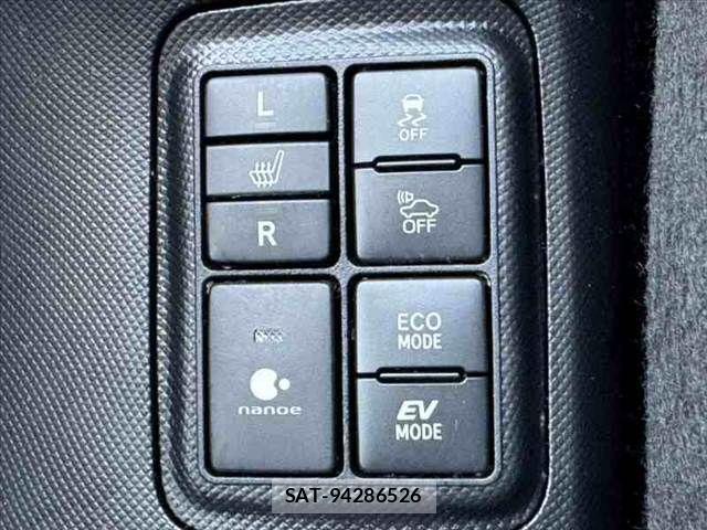 Toyota AQUA 2017-08 8625788-4