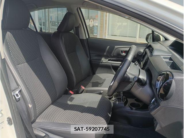 Toyota AQUA 2015-01 8657982-1