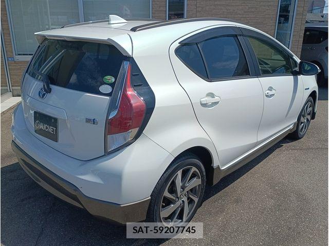 Toyota AQUA 2015-01 8657982-2