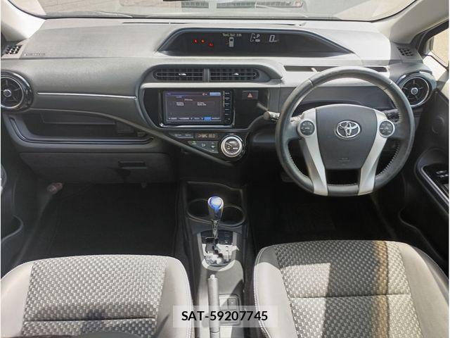 Toyota AQUA 2015-01 8657982-6