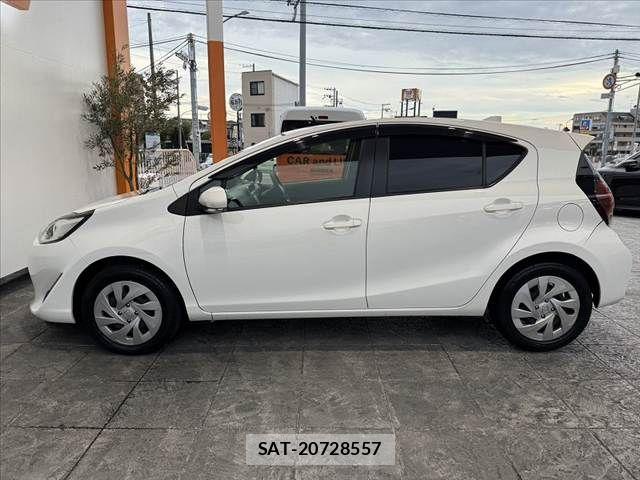 Toyota AQUA 2021-06 8657977-10