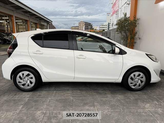 Toyota AQUA 2021-06 8657977-11