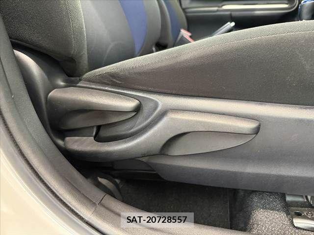 Toyota AQUA 2021-06 8657977-5