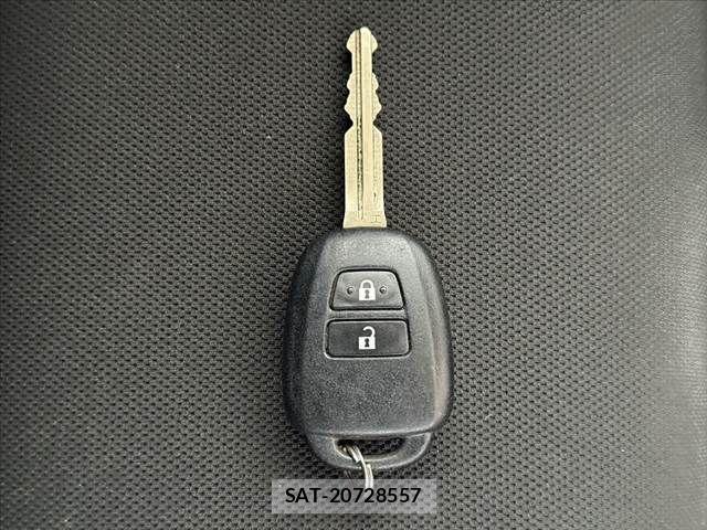 Toyota AQUA 2021-06 8657977-6