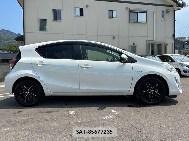 Toyota AQUA 2016-11 8665798-5
