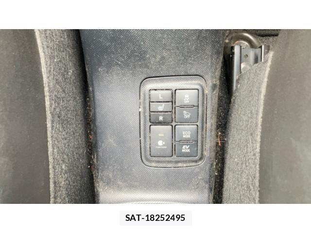 Toyota AQUA 2018-08 8657979-12