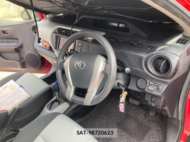 Toyota AQUA 2013-09 8658025-10