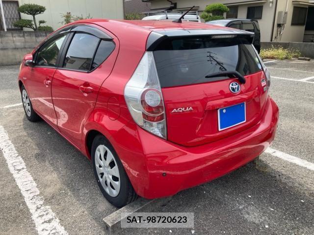 Toyota AQUA 2013-09 8658025-3