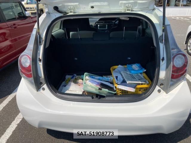Toyota AQUA 2013-09 8658024-9