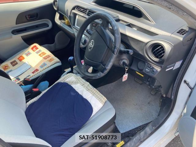 Toyota AQUA 2013-09 8658024-11