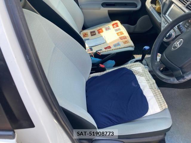 Toyota AQUA 2013-09 8658024-12