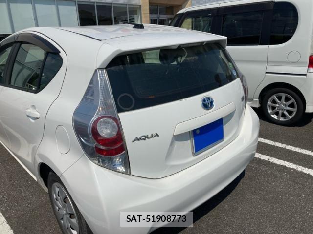 Toyota AQUA 2013-09 8658024-3