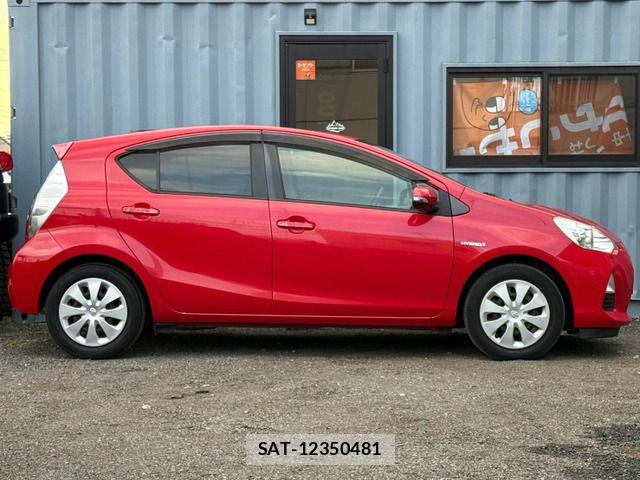 Toyota AQUA 2014-02 8658009-13