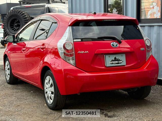 Toyota AQUA 2014-02 8658009-1