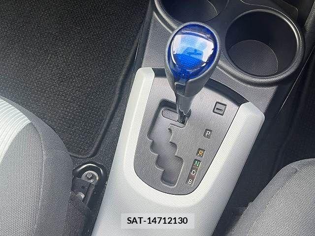 Toyota AQUA 2013-07 8657992-17