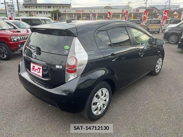 Toyota AQUA 2013-07 8657992-2