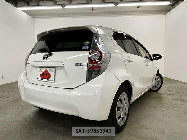 Toyota AQUA 2012-05 8658022-2