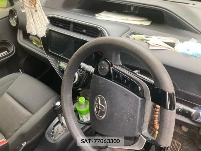 Toyota AQUA 2018-03 8657995-5