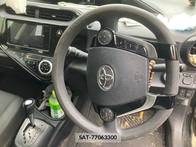Toyota AQUA 2018-03 8657995-6