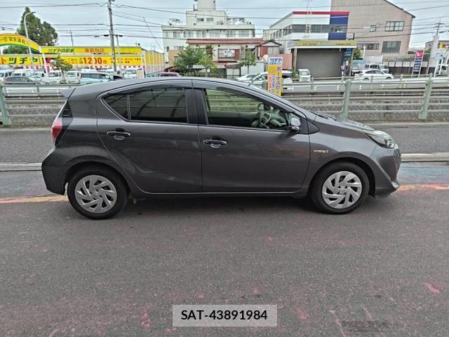 Toyota AQUA 2018-02 8657974-9