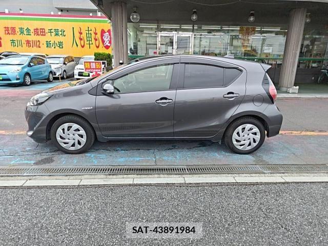 Toyota AQUA 2018-02 8657974-11