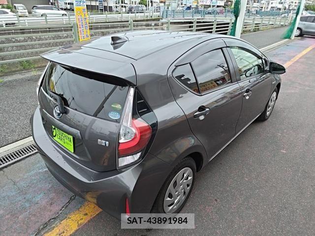 Toyota AQUA 2018-02 8657974-1