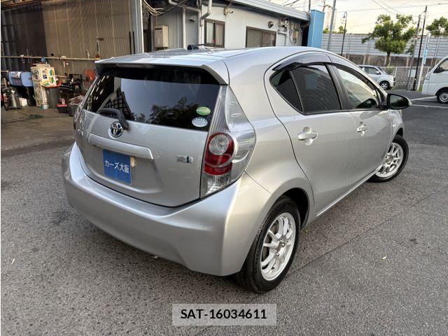 Toyota AQUA 2012-11 8658010-2